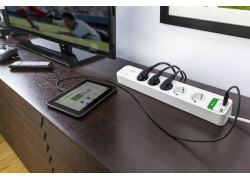 APC Stekkerdoos met overspanningsbeveiliging 5x stopcontact + 2x USB